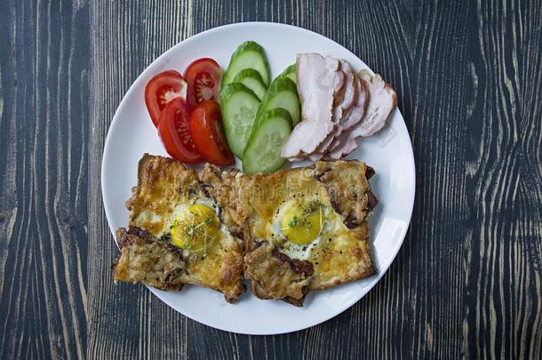 烤的三明治和鸡蛋,蔬菜和培根向一d一rk木制的