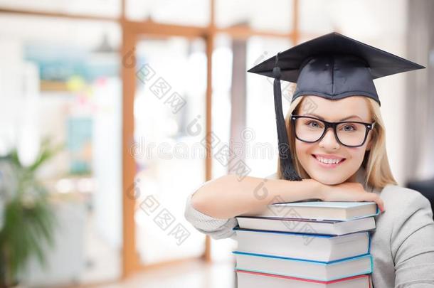 渐变学生女孩采用学士帽子和书