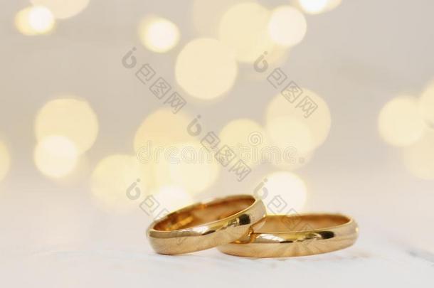 婚礼背景和两个金色的戒指