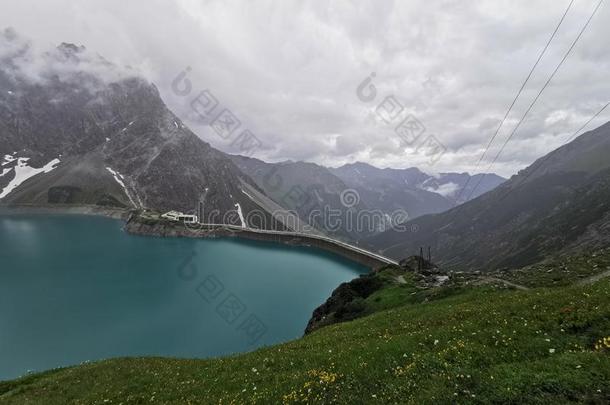 水龙湖山湖和水坝