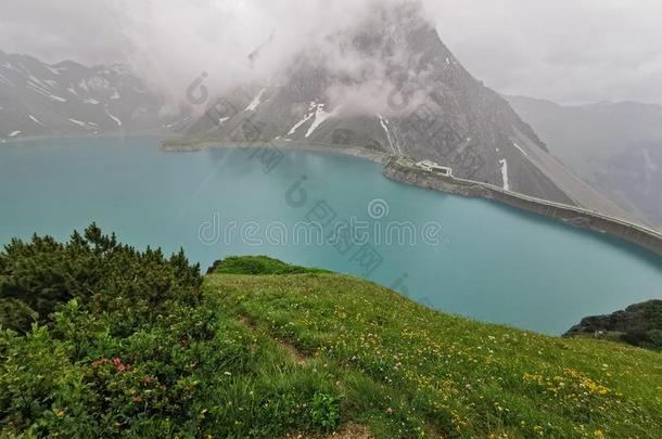 水龙湖山湖和水坝