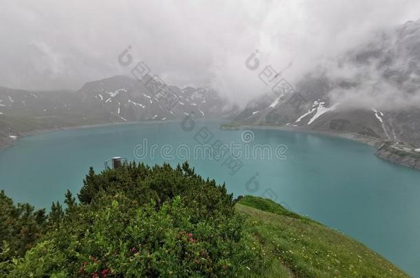 水龙湖山湖和水坝