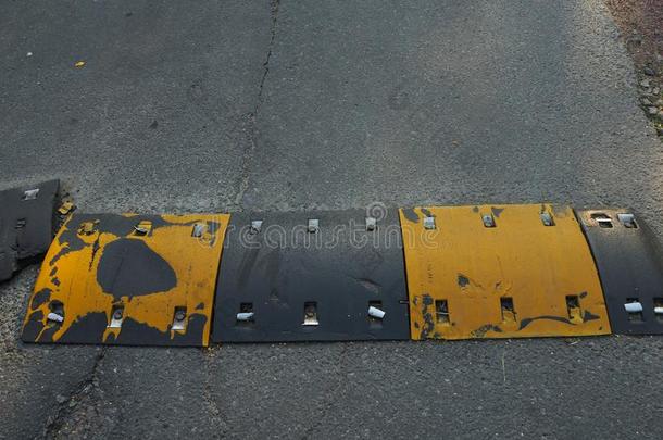 破碎的后的一意外事件黄色的一d黑的有条纹的交通安全