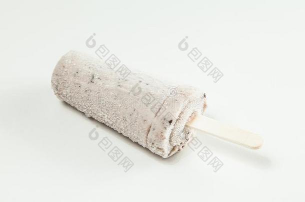 冰乳霜-美味的和使人精神焕发的冰棒给调味甜饼干和英语字母表的第3个字母