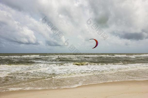 孤单的风筝冲浪运动员后的飓风巴里