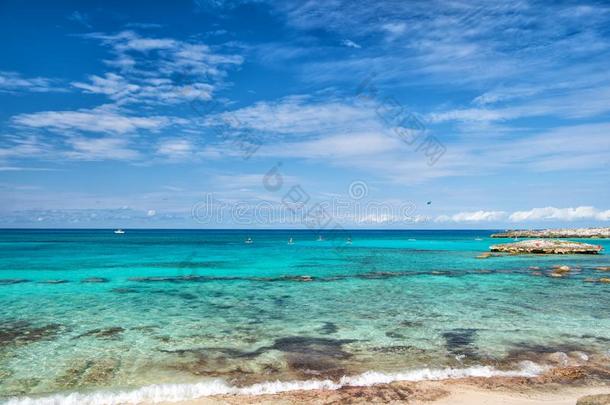 蔚蓝水伟大的马蹬礁岩巴哈马群岛.享有休息巴哈马群岛.土曲