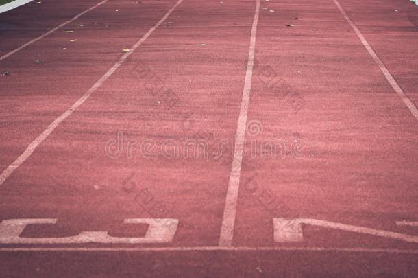 红色的跑步小路合成的橡胶向指已提到的人运动员的运动场