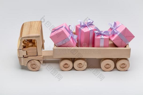 玩具倾倒货车和礼物.幸福的在假日.