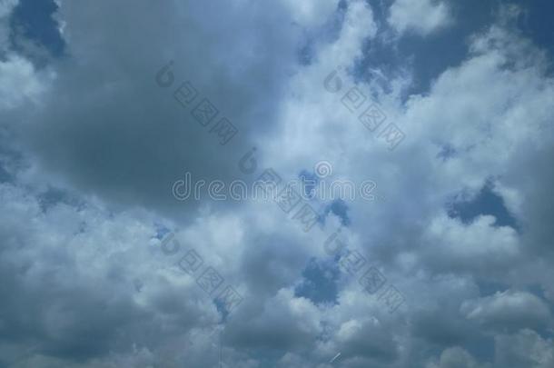 黑暗的蓝色云和白色的光天背景和光米蒂尼格