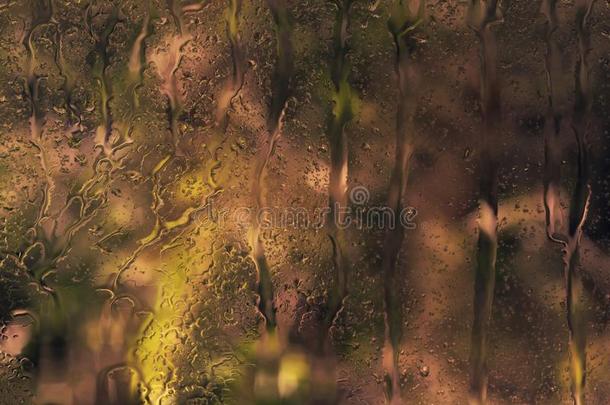 落下向指已提到的人窗玻璃.下雨的湿的背景.照片照片