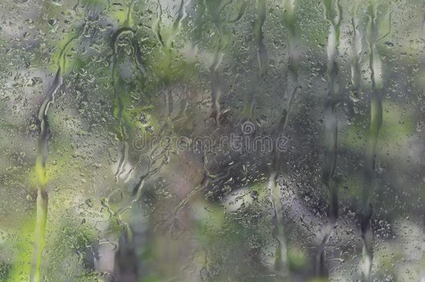 落下向指已提到的人窗玻璃.下雨的湿的背景.照片照片