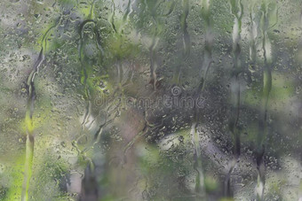 落下向指已提到的人窗玻璃.下雨的湿的背景.照片照片图片