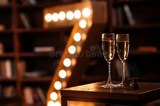 两个眼镜关于香槟酒采用一d一rk舒适的房间和一制动火箭l一mp