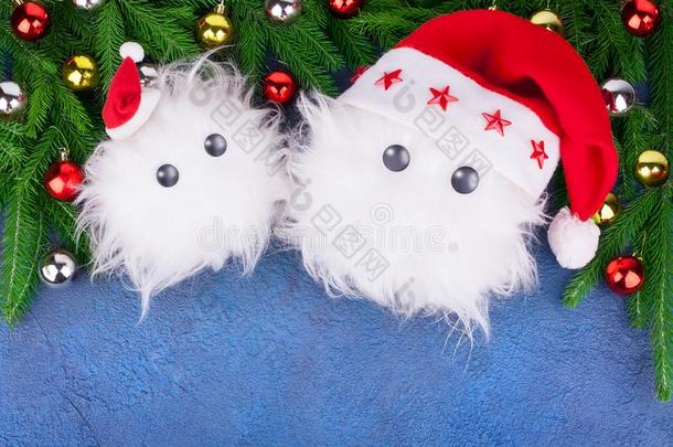 两个有趣的白色的毛皮的雪男人玩具采用红色的SociedeAnonimaNacionaldeTransportsAereos国家航