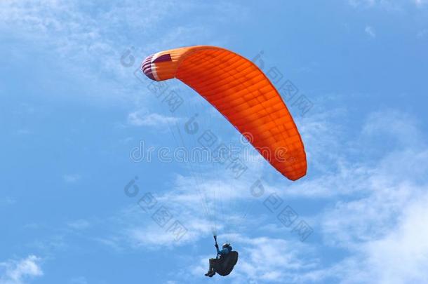 翼伞飞行器飞行的桔子翅膀