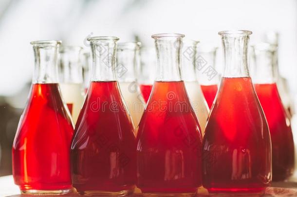 自家制的柠檬汽水瓶子,许多瓶子关于樱桃柠檬汽水.