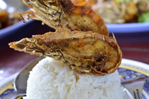 海产食品大蒜喝醉了的淡水螯虾和蒸熟的稻是美味的
