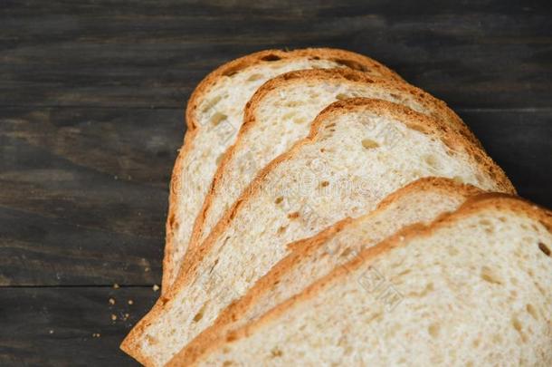 刨切的面包关在上面顶看法-全部的小麦面包将切开向木制的