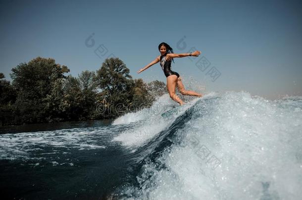 黑头发的妇女女人滑浪向一surfbo一rd采用se一