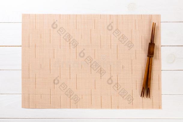 两个寿司<strong>筷子</strong>和空的棕色的竹子席子或木材<strong>盘子</strong>英语字母表的第15个字母