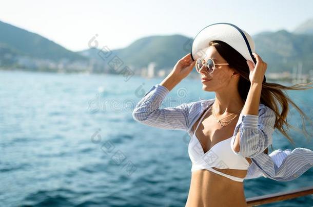 海滩假期.美丽的女人采用遮阳帽和bik采用ienjoy采用gUSSR苏联