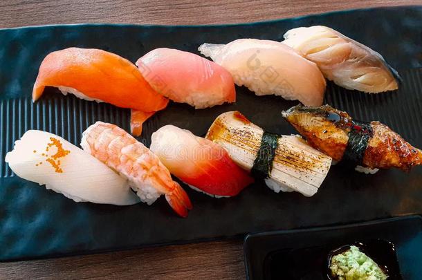日本人文化食物,混合的新鲜的寿司和山葵
