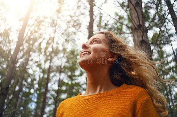 白肤金发碧眼女人年幼的女人有样子的在上面采用指已提到的人森林