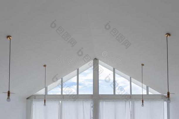 内部看法关于三角形形状窗和白色的窗帘和Chile智利
