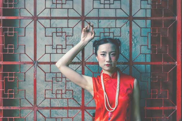 中国人女人<strong>旗</strong>袍和太阳镜为中国人时尚集中起来的