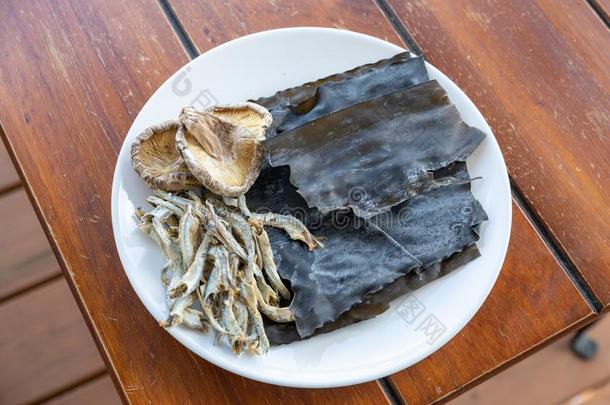 干燥的凤尾鱼,大型褐藻,香菇蘑菇
