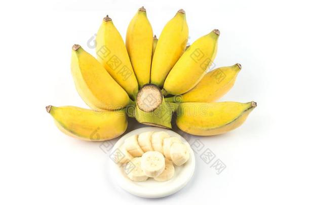 耕种的香蕉隔离的向白色的背景.成熟的耕种的