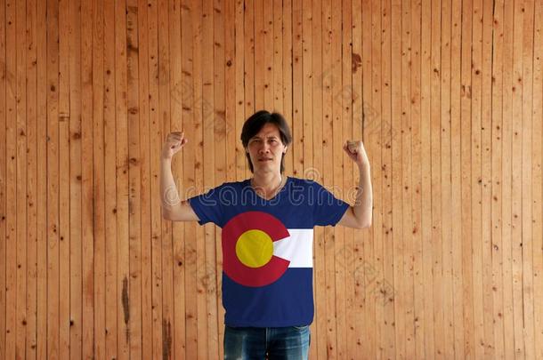 男人使人疲乏的美国科罗拉多州旗颜色关于衬衫和st和ing和提升