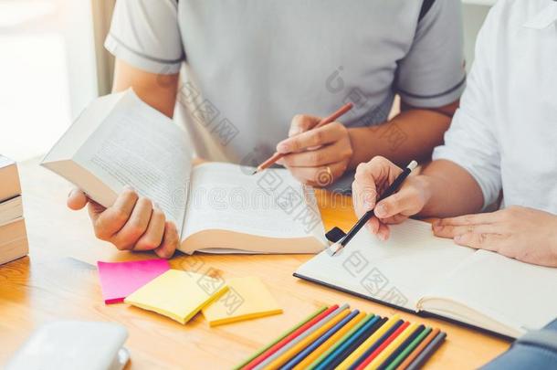 高的学校或大学学生学习和阅读同时采用