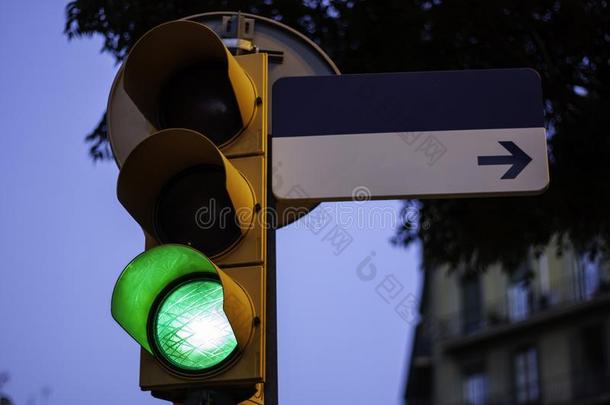 交通光向绿色的和空的大街符号为复制品空间