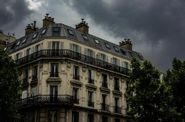 巴黎人建筑学建筑物和多云的天
