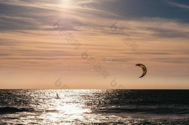 孤单的风筝冲浪运动员冲浪运动在日落