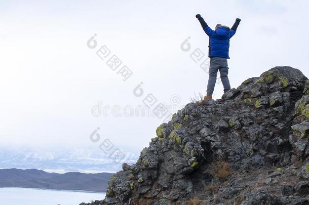 男人放他的手在上面向顶关于山