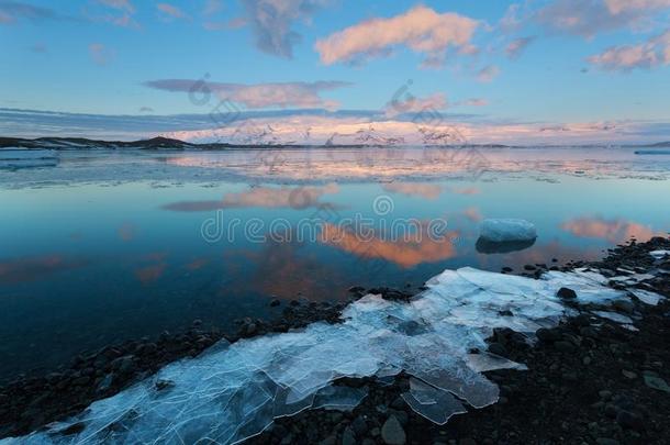 冰山浮动向Jokulsarl向冰河lago向在日出,和波黑