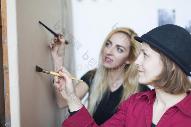 两个年幼的女人在<strong>绘画</strong>和<strong>绘画课程</strong>