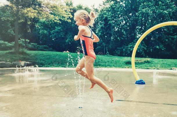 未满学龄的<strong>小孩小孩</strong>女孩<strong>跑步</strong>用于跳跃的使溅起和水关于