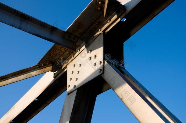 桥金属结构详细资料和蓝色天
