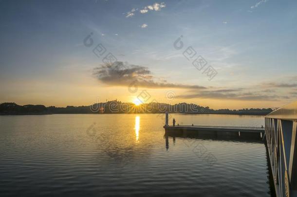 马来西亚普特拉贾亚桥和煦的：照到阳光的一天在湖边在的时候太阳升起