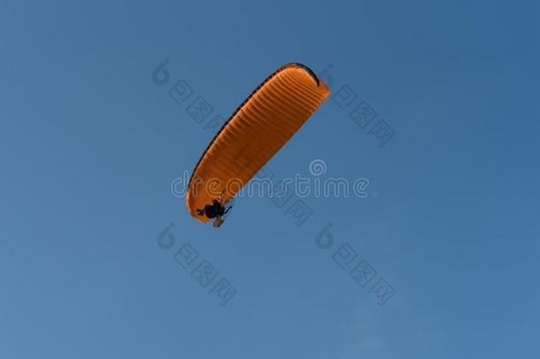 翼伞飞行器飞行的越过海.翼伞飞行器苍蝇桔子翼伞飞行器采用