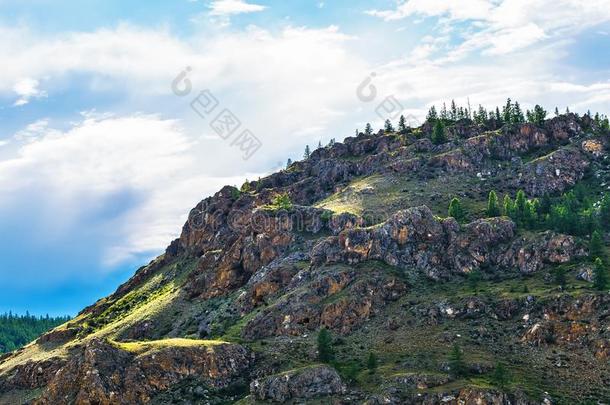 多岩石的山坡.山阿尔泰语
