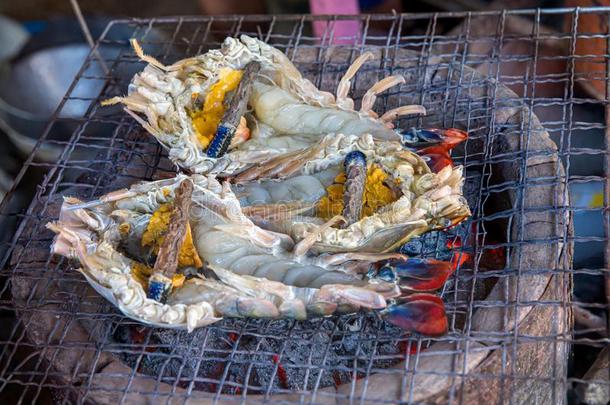 烤架烧烤大的虾烹饪术午餐时间,特写镜头煮熟的海