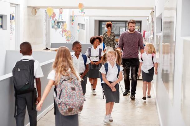 教师和学生步行一起走廊采用忙碌的基本的school学校
