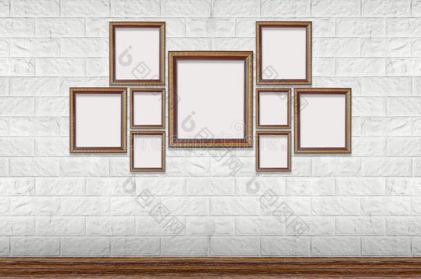 典型的空白的<strong>拍照框</strong>架向白色的现代的砖墙