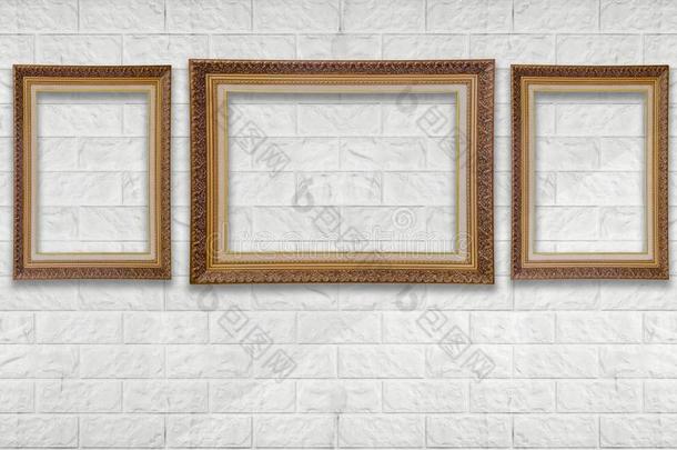 典型的空白的拍照框架向白色的现代的砖墙