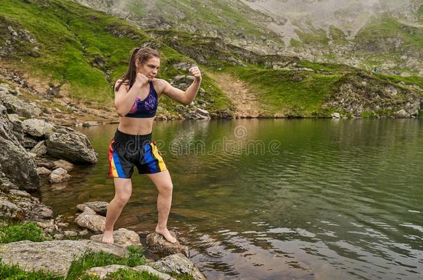 女人跆拳道战士训练在旁边指已提到的人湖