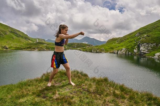 女人<strong>跆拳</strong>道战士训练在旁边指已提到的人湖